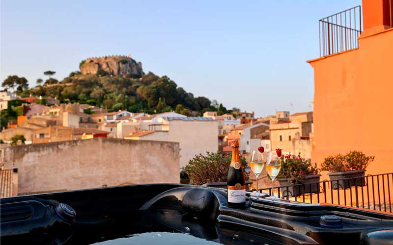 Hotel con ba&ntilde;era de hidromasaje​ y jacuzzi privado