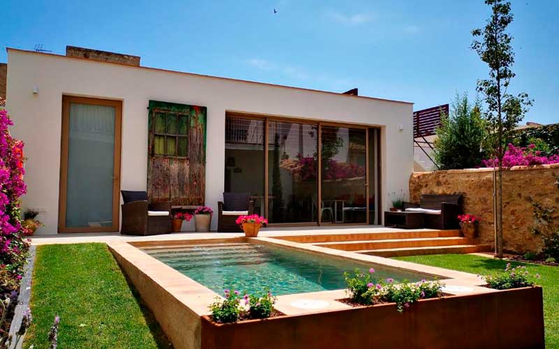 Hotel con ba&ntilde;era exenta y piscina privada