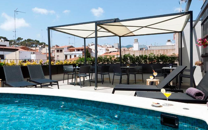 Hotel con piscina cerca de la playa, Arenys de Mar
