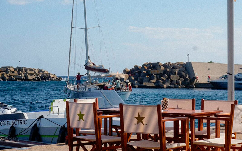Terraza junto al puerto de Palamós con vistas al mar