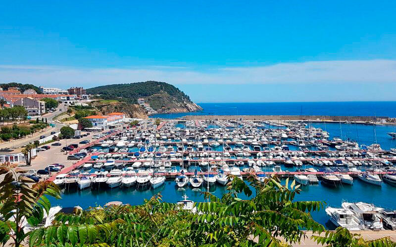 Puerto de Palamós y marina en la Costa Brava.