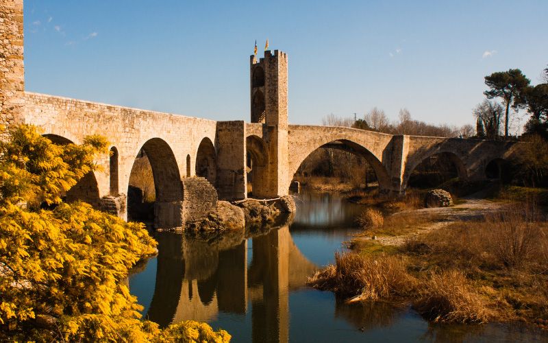 Rincones secretos: BesalÃº