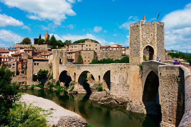 Pobles medievals de Catalunya, BesalÃº