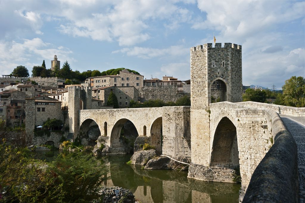 Pueblos medievales con encanto, BesalÃº